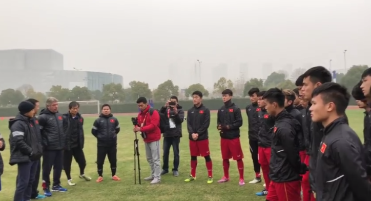 Trưởng đoàn Dương Vũ Lâm đọc thư của Thủ tướng động viên U23 Việt Nam