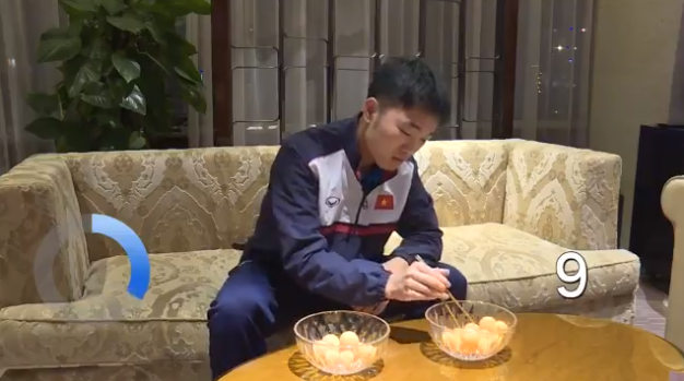 VIDEO: Xuân Trường và thử thách dùng đũa của AFC