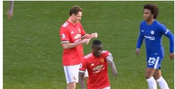 VIDEO: Tình huống hài hước Matic nhận mẩu giấy từ HLV Mourinho