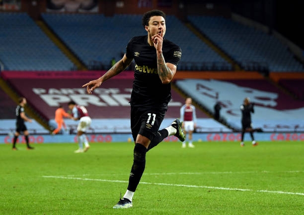 Tin bóng đá HOT 4/2: Liverpool 'làm nên lịch sử', Lingard lu mờ Grealish