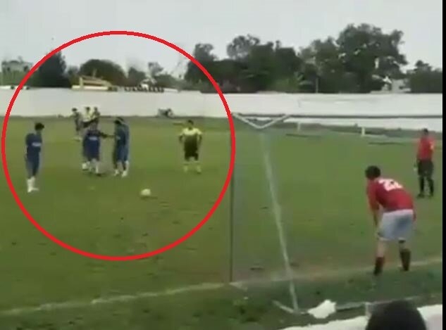 HÀI HƯỚC: Phối hợp đá penalty đánh lừa cả thế giới