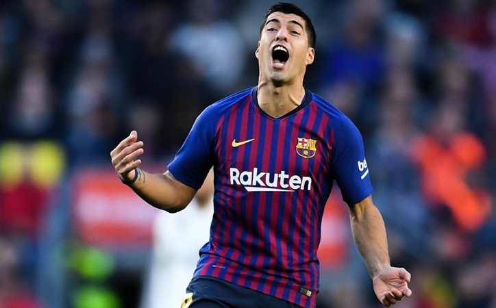 VIDEO: Khoảnh khắc Suarez biến hậu vệ Lyon thành gã hề 