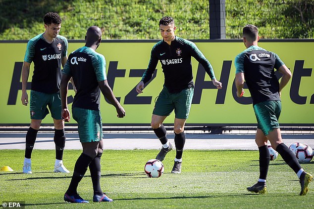 Ronaldo cùng các đồng đội tập luyện cho vòng loại Euro 2020