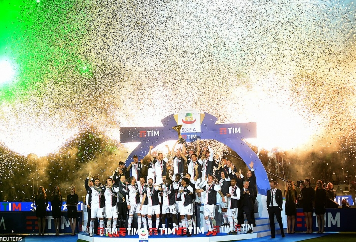 Chùm ảnh: Ronaldo ăn mừng chức vô địch cùng Juventus trên sân nhà