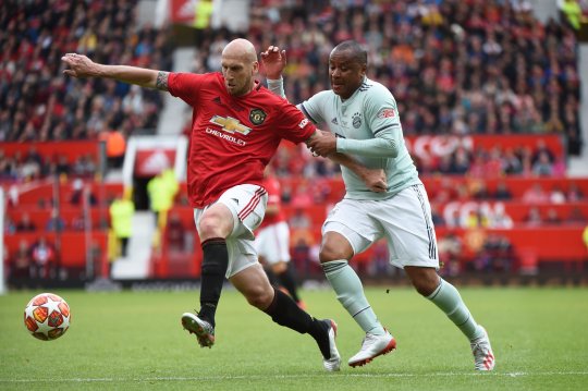 VIDEO: Jaap Stam hóa quái vật, đốn ngã cùng lúc 3 cầu thủ Bayern