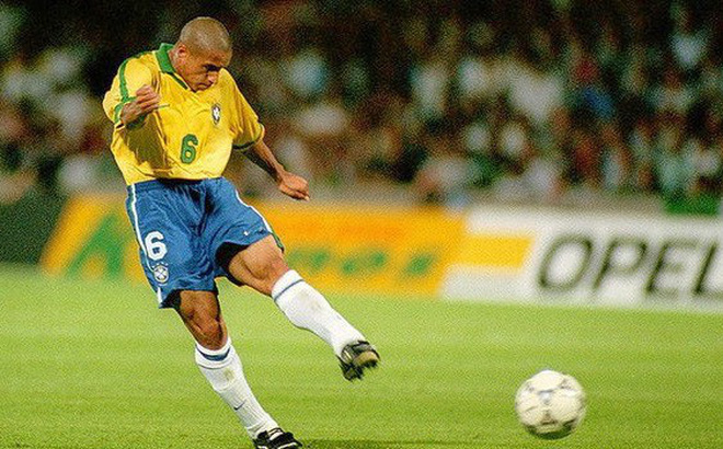 VIDEO: Roberto Carlos tái hiện cú chuyền bóng cực dị ở tuổi 46