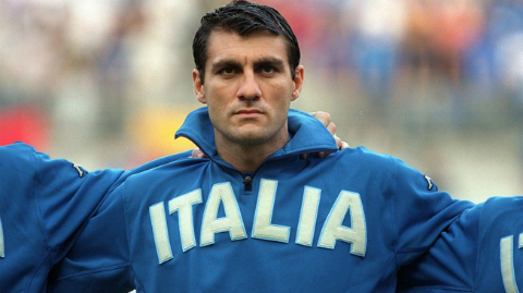 VIDEO: Top 10 bàn thắng dũng mãnh nhất của 'bò mộng' Vieri