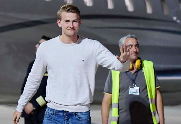 VIDEO: Những lời đầu tiên De Ligt nói khi đặt chân đến Turin