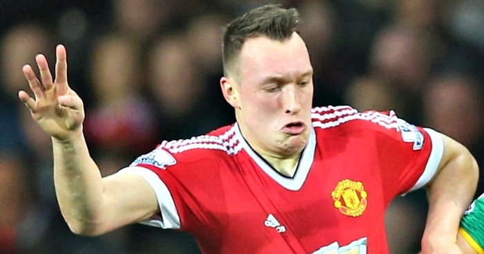 VIDEO: Phil Jones lại tự biến mình thành trò hề trên sân tập