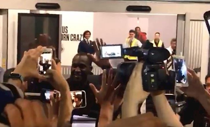 Giữa đêm, 1 nửa thành Milan chào đón Lukaku như ngày hội 