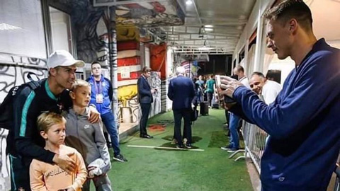Tan chảy với khoảnh khắc sao MU dẫn con đến xin chữ kí Ronaldo