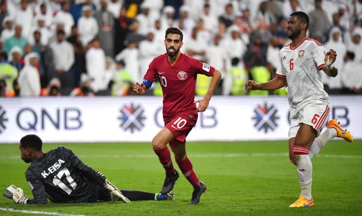 VIDEO: Vừa giao bóng, thủ môn Qatar đã làm 'trò cười' báo hại đội nhà 