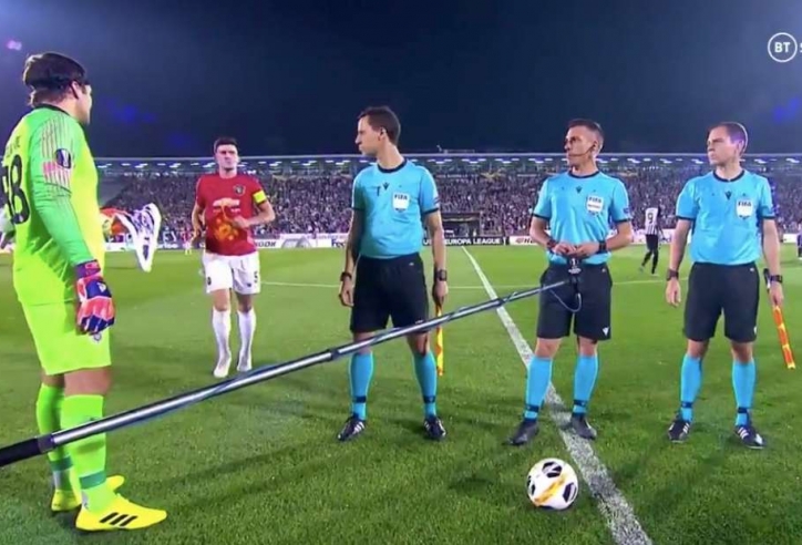 Maguire hành động ngớ ngẩn trong ngày đầu làm điều lịch sử
