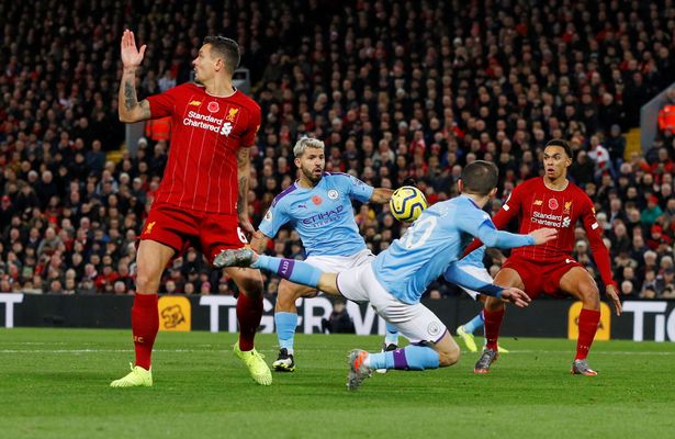 Tại sao Arnold thoát lỗi chạm tay trong bàn mở tỉ số của Liverpool? 