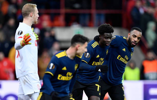 Hòa thất vọng, Arsenal may mắn giữ trọn ngôi đầu 
