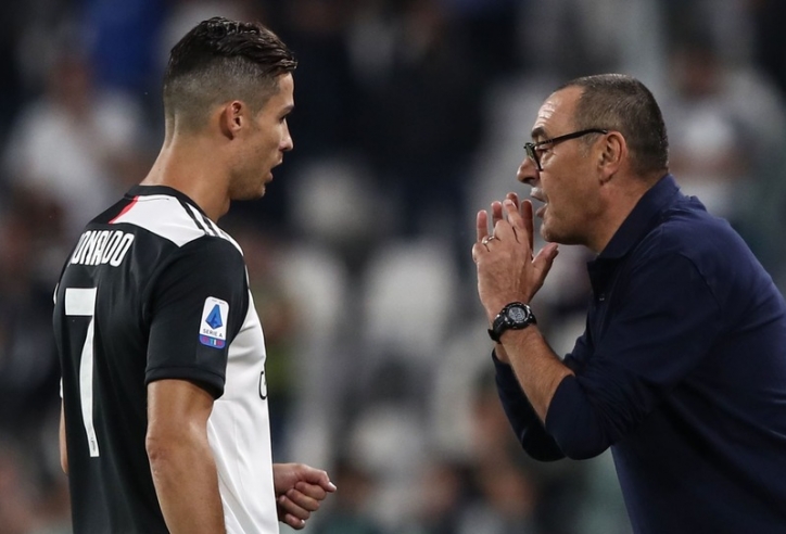 HLV Sarri văng tục sau pha làm bàn không tưởng của Ronaldo 