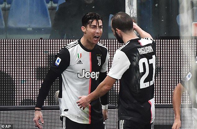 CĐV: 'Ronaldo đã phá vỡ mọi định luật'