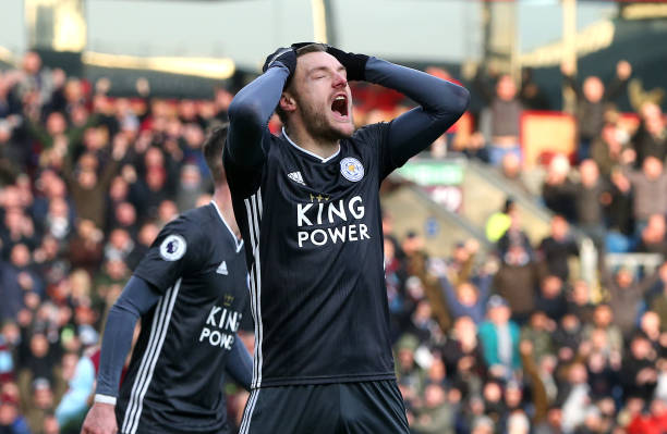 Leicester thua ngược trong ngày Vardy bất lực trên chấm 11m