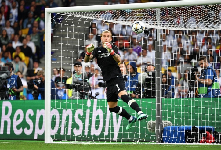 VIDEO: Karius lại làm trò cười trên đất Thổ