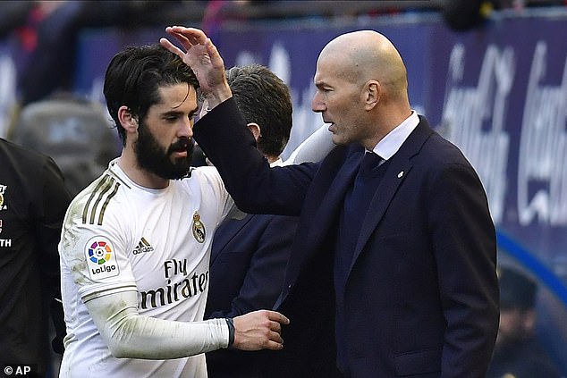 CĐV Real vui mừng sau va chạm với HLV Zidane