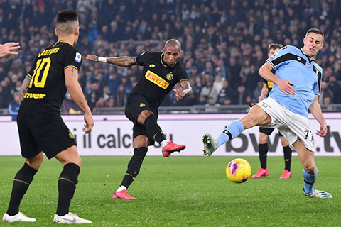 Thua Lazio, Inter Milan trả giá đắt cho ngôi đầu 