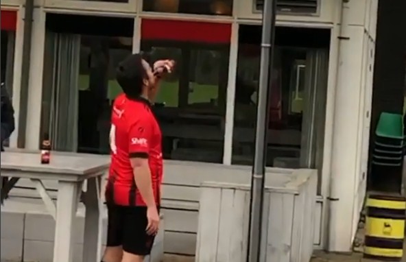 Hài hước: Chạy thẳng ra sân uống bia sau khi sút hỏng penalty