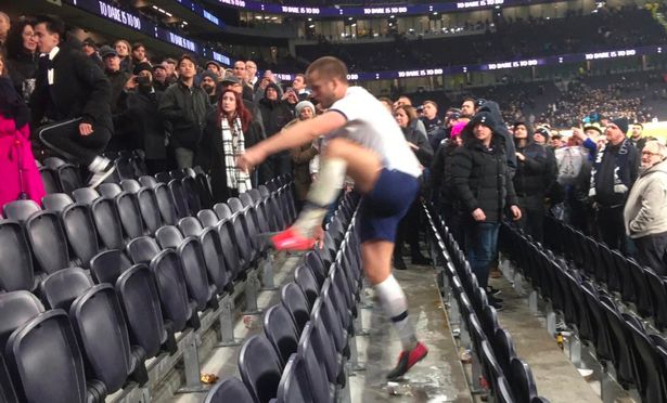 Thua đội hạng bét, sao Tottenham lên khán đài đòi đánh CĐV