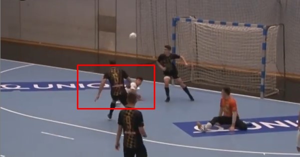 VIDEO: Tung cú sút trong tư thế ngã sấp, cầu thủ bất ngờ lập siêu phẩm