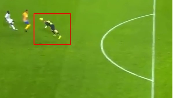 VIDEO: Cú sút tái hiện 'đòn trừng phạt' Stankovic dành cho Neuer 