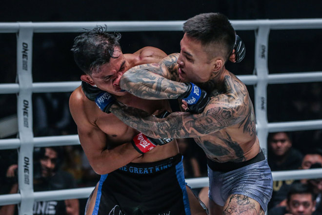 VIDEO: Bại tướng của Martin Nguyễn đấm 'đại vương' MMA lệch mũi, ngất lịm