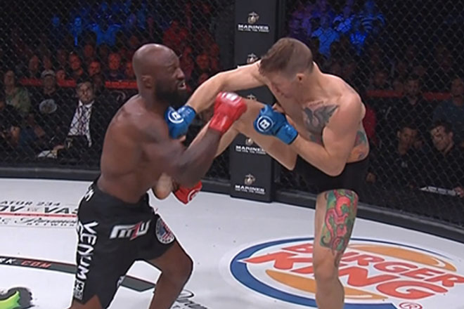 'Nhà vua' nặng gần 90kg tự knock-out sau 82s vì đấm trượt