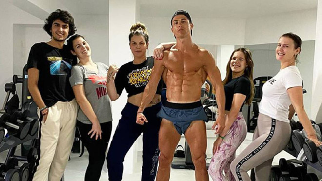 Cận cảnh biệt thự sang trọng nơi Ronaldo 'cách ly'
