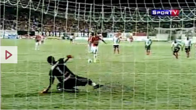 VIDEO: Thủ môn gãy tay vì bị lừa trên chấm penalty