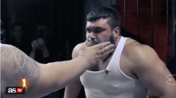 VIDEO: Cười 'tè ghế' với cuộc thi tát nhau trong nhà tù Nga