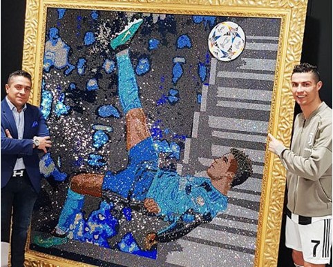 Ronaldo đổ tiền triệu để vượt mặt Messi vì 1 bức tranh