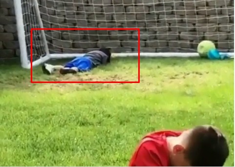 VIDEO: Thủ môn nhí cản penalty bằng mặt và biểu cảm hài hước