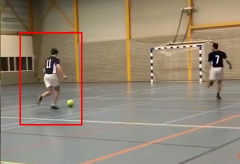 VIDEO: Rê bóng như Zidane và sau đó là pha tấu hài trước gôn trống