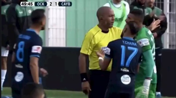 Thổi đến 4 quả penalty tưởng tượng, trọng tài trả giá đắt
