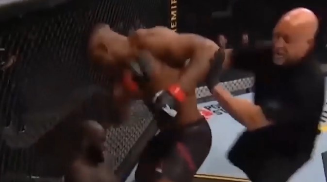 'Quái thú lồng sắt' MMA' tung liên hoàn đấm hạ đối thủ trong 20s