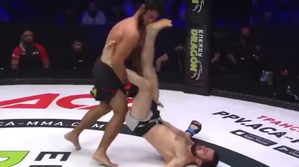 VIDEO: Võ sĩ bị vật ngã ngửa vẫn hạ knock-out đối thủ