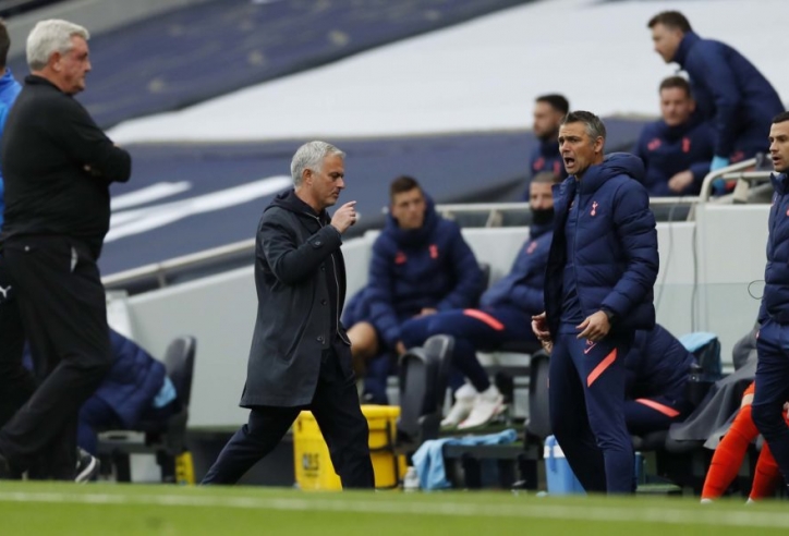 Mourinho: 'Tôi thà làm từ thiện còn hơn cho tiền liên đoàn'