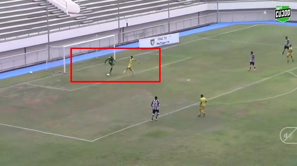 VIDEO: Thủ môn biến thành danh hài vì màn 'sút gió' 