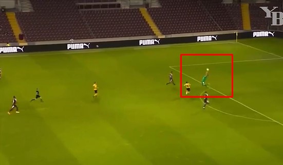 VIDEO: Thủ thành hồn nhiên ra khỏi vòng cấm đập bóng như VĐV bóng chuyền