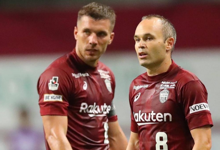 VIDEO: Siêu phẩm mãn nhãn từ giữa sân khiến Iniesta và đồng đội 'câm lặng'