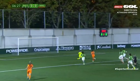 VIDEO: Sao nữ đồng hương tái hiện siêu phẩm kinh điển của huyền thoại Maradona