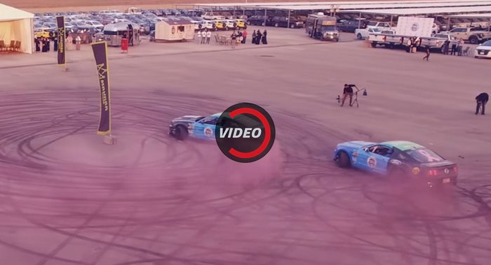 Hai chiếc Ford Mustang 'đốt lốp' tạo hình kỷ lục để chống ung thư vú