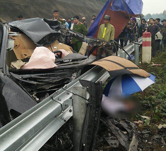 Honda Civic đâm vào hàng rào phân cách, một giám đốc ngân hàng tử vong, xe nát đầu