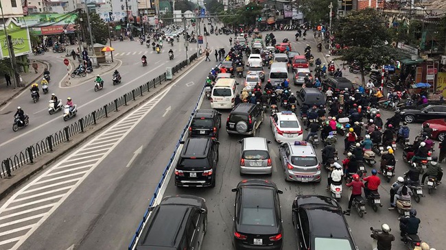 Ùn tắc cục bộ đường Giảng Võ khi lắp dải phân cách cứng cho làn xe buýt nhanh BRT