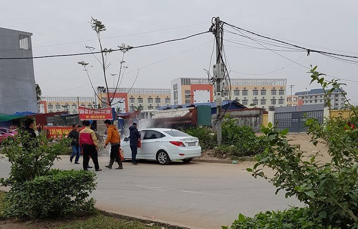 Xe Hyundai Accent bất ngờ bốc cháy bảng táp-lô