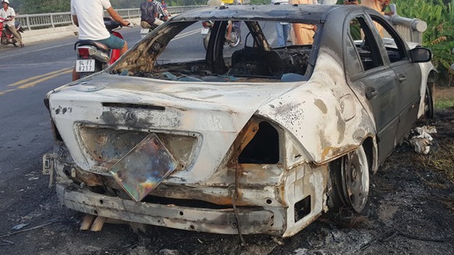 Xe sang Mercedes bùng cháy trơ khung khi đang chạy